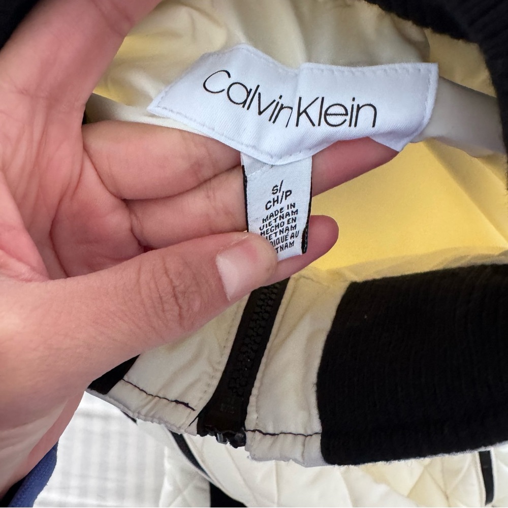 Calvin Klein Women's Quilted White and Black Vest - Picture 7 of 7